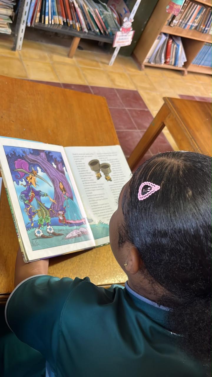 Estudiante leyendo un libro en la biblioteca